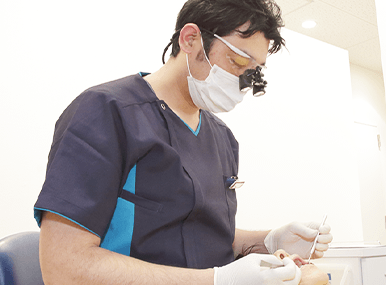 拡大鏡で行う精密な虫歯治療