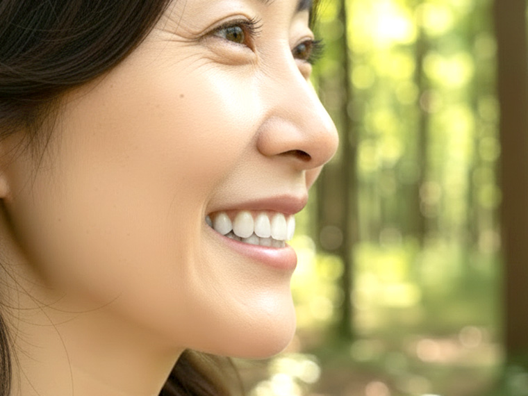 30-40代女性の自然な横顔 - 柔らかい自然光、ベージュ系の上品な背景、高級サロンの雰囲気