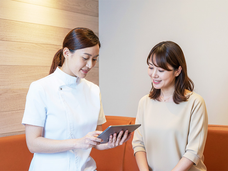 高級感のあるカウンセリングルームでの対話シーン - 温かみのある照明、信頼感のある空間