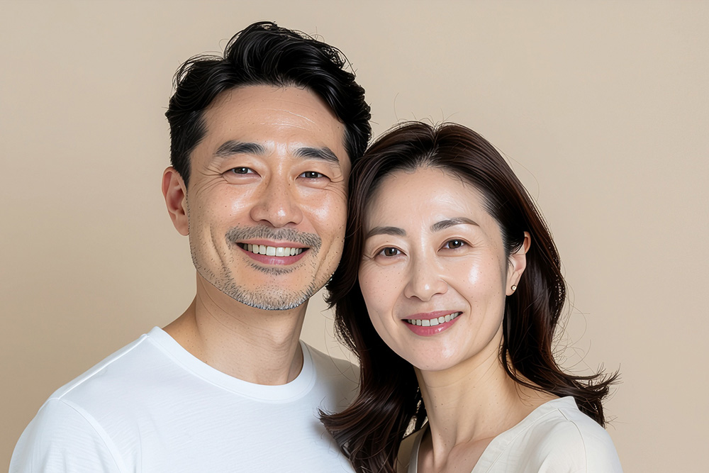 Salon de Brightでのインビザライン矯正 - 30-40代カップルの清潔感のある笑顔